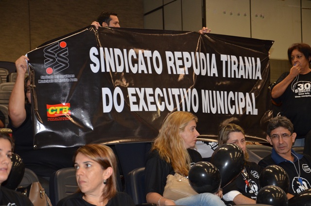30 HORAS NA SAÚDE – Em protesto, servidores demonstram LUTO pela Saúde Pública