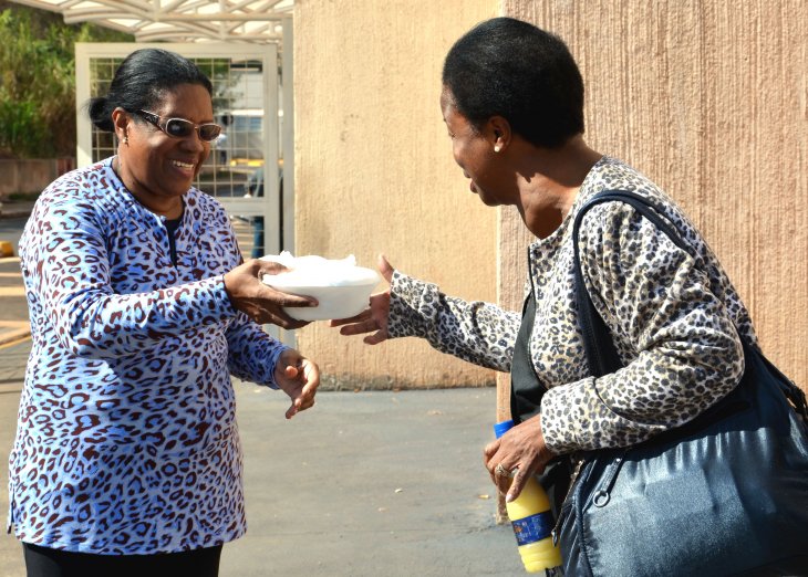 Servidora Cidadã: aposentada doa marmitas no HC para pacientes e acompanhantes com fome