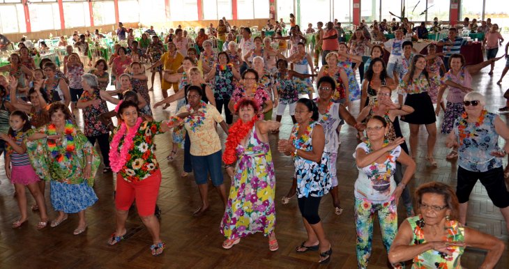 Aposentados e Pensionistas ganham festa Havaiana no Projeto Ponto de Encontro