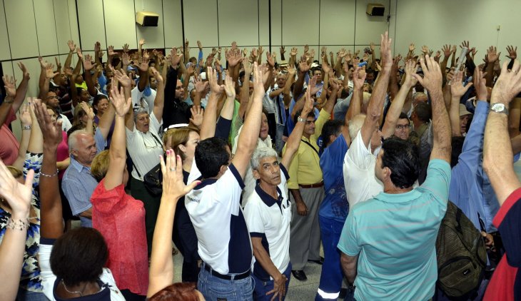 Data-base 2015: Governo não apresenta proposta e servidores aprovam greve