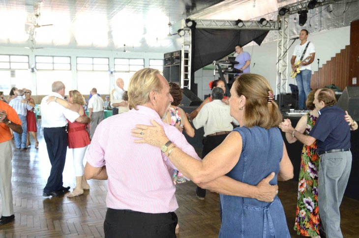 Ponto de Encontro: Em comemoração ao mês das mães aposentados e pensionistas caem na dança