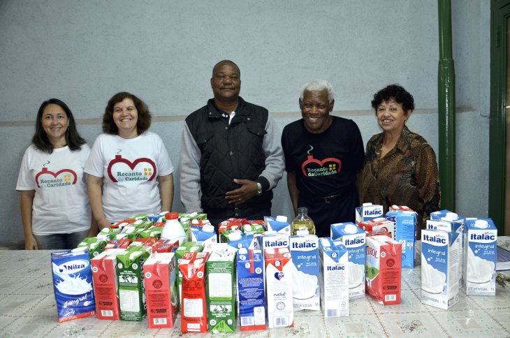 Mais de 50 litros de leite são doados pelo Sindicato à instituição de caridade