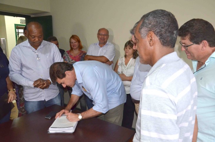 Duarte Nogueira assina carta-compromisso com o Sindicato dos Servidores