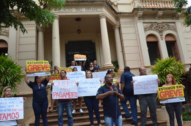 Sem salário, servidores fazem protesto na porta da prefeitura