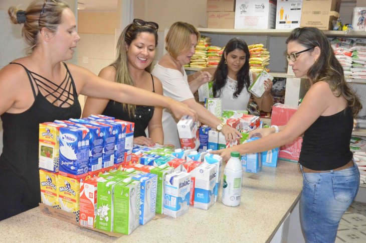 Sindicato entrega leite arrecadado durante greve dos servidores