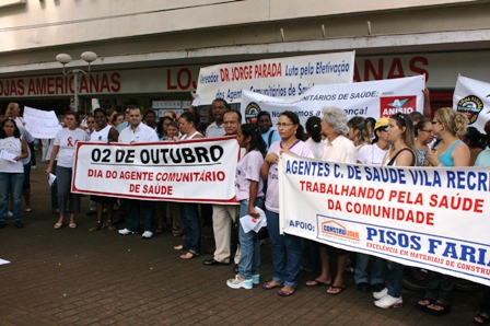 Agentes comunitárias de saúde protestam no Centro de Ribeirão