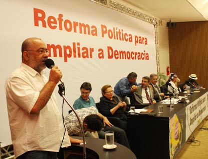Centrais, partidos e movimentos sociais promovem ato em Brasília em prol da reforma política