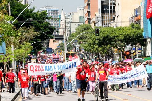 Contrariando liminar, prefeitura corta salários de municipais de Curitiba em greve