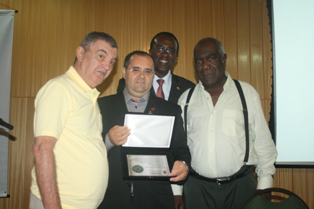 Ex-presidente Valter Ribeiro é homenageado pelo Sindicato