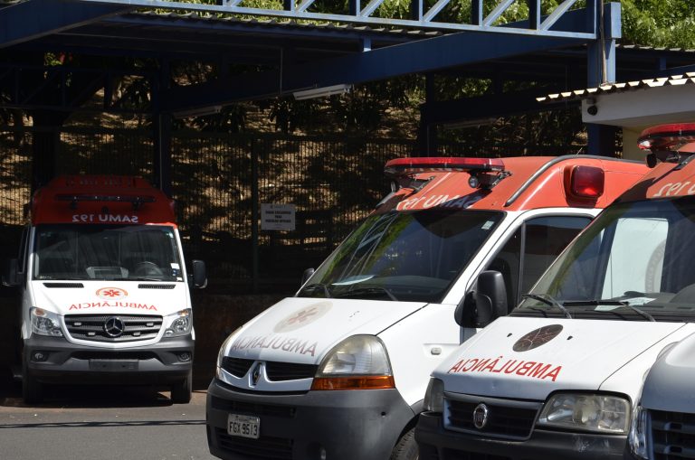 Mesmo com veículos parados, Prefeitura contrata serviços de ambulâncias sem licitação