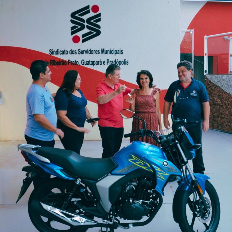 Sindicato recebe a ganhadora de uma das motos do Show de Prêmios