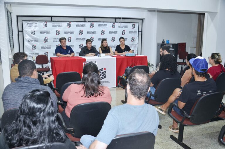 Mudança na matriz curricular: Sindicato recebe professores de Inglês e Artes