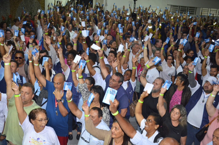 Servidores aprovam reajuste salarial e ampliação de direitos em assembleia